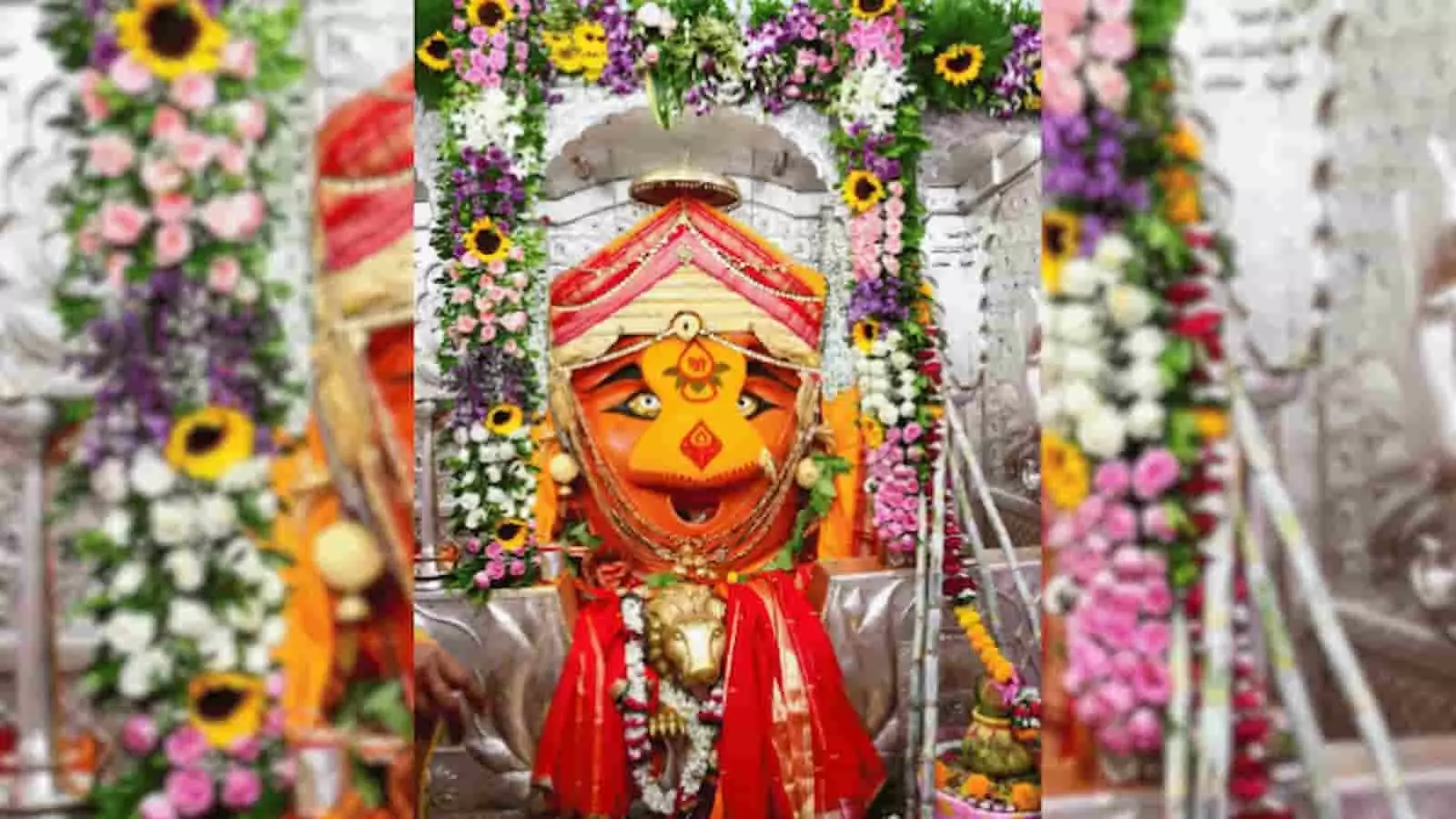 तस्वीर में चांदवड के मंदिर में सजी हुई श्री रेणुका माता की मूर्ति नजर आ रही है। तस्वीर में चांदवड के मंदिर में सजी हुई श्री रेणुका माता की मूर्ति नजर आ रही है।