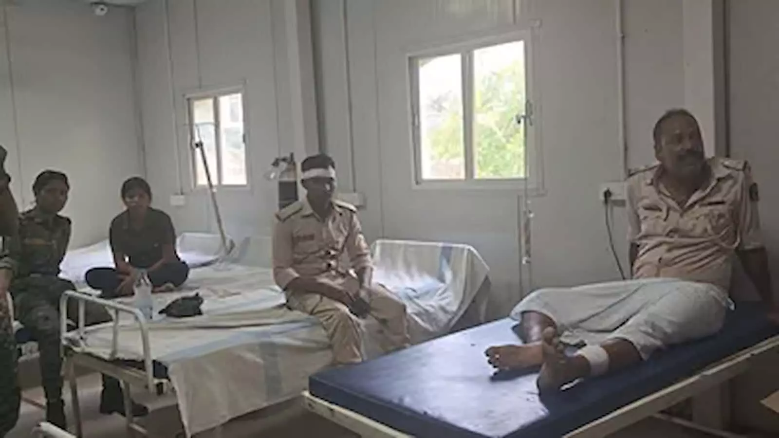 तस्वीर में अस्पताल के बेड पर इलाज कराते घायल पुलिसकर्मी गया बेलागंज में हमले के बाद। तस्वीर में अस्पताल के बेड पर इलाज कराते घायल पुलिसकर्मी गया बेलागंज में हमले के बाद।