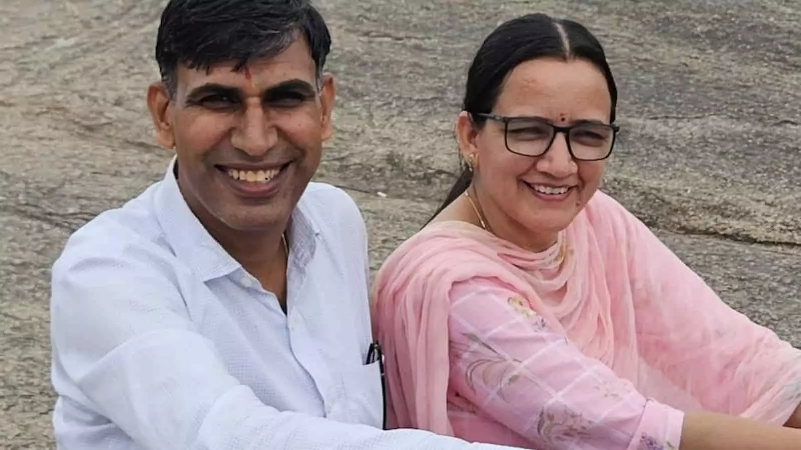 मुस्कुराते हुए बैठे डॉ. सुरेंद्र कुमार पूनिया और डॉ. प्रेमलता पूनिया नोहर में पीएचडी उपलब्धि के अवसर पर। मुस्कुराते हुए बैठे डॉ. सुरेंद्र कुमार पूनिया और डॉ. प्रेमलता पूनिया नोहर में पीएचडी उपलब्धि के अवसर पर।