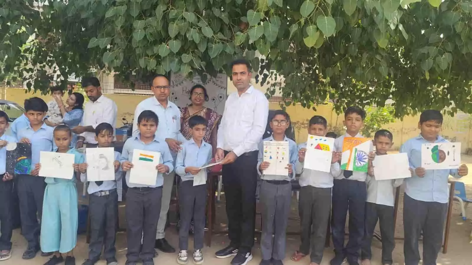 नोहर के महात्मा गांधी स्कूल में बाल मेले के दौरान अपनी ड्राइंग दिखाते स्कूली बच्चे। नोहर के महात्मा गांधी स्कूल में बाल मेले के दौरान अपनी ड्राइंग दिखाते स्कूली बच्चे।