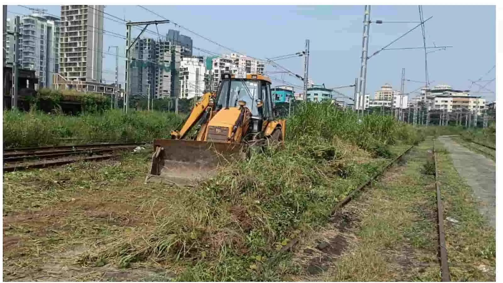 तस्वीर में रेलवे पटरियों के किनारे जेसीबी मशीन से झाड़ियां और कचरा साफ किया जा रहा है। तस्वीर में रेलवे पटरियों के किनारे जेसीबी मशीन से झाड़ियां और कचरा साफ किया जा रहा है।