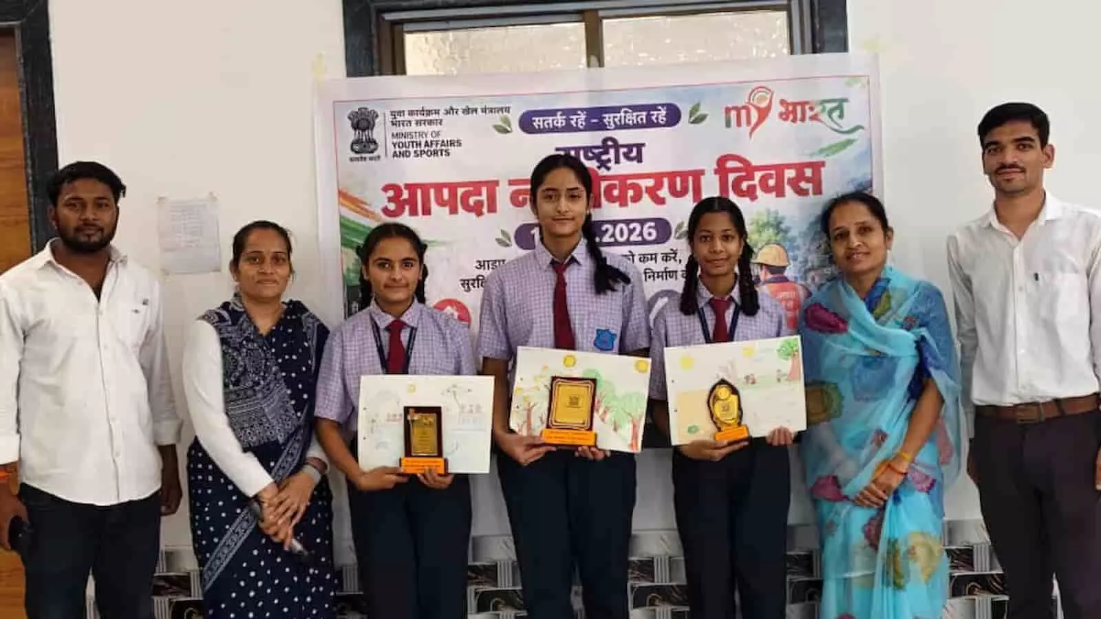 आमेट के विद्यालय में पोस्टर प्रतियोगिता के विजेता छात्र स्मृति चिह्न और प्रमाण पत्र के साथ खड़े हैं। आमेट के विद्यालय में पोस्टर प्रतियोगिता के विजेता छात्र स्मृति चिह्न और प्रमाण पत्र के साथ खड़े हैं।
