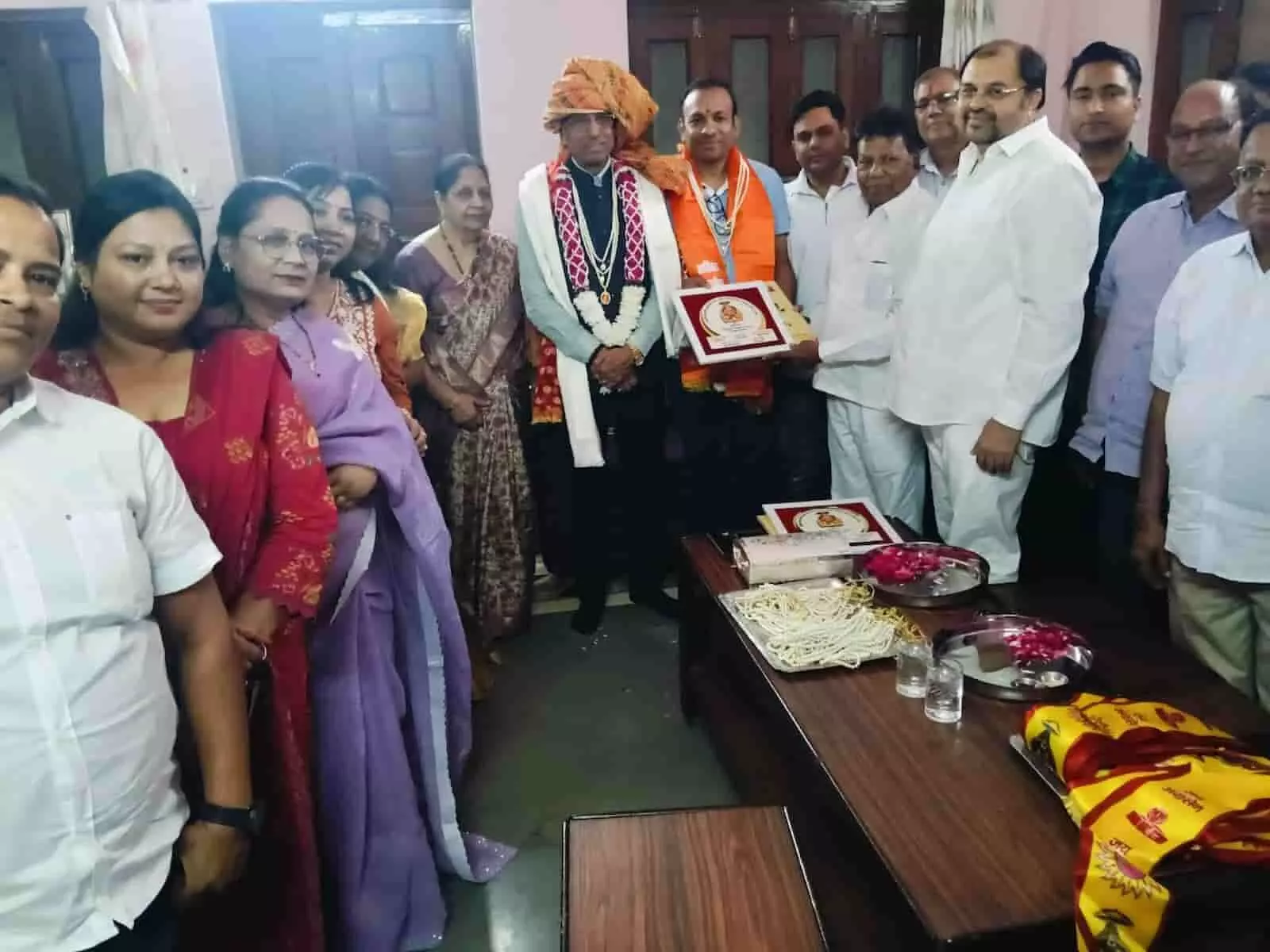 कोटा में सम्मान समारोह के दौरान स्मृति चिह्न हाथ में लिए खड़े बसंत मित्तल और समाज के पदाधिकारी। कोटा में सम्मान समारोह के दौरान स्मृति चिह्न हाथ में लिए खड़े बसंत मित्तल और समाज के पदाधिकारी।