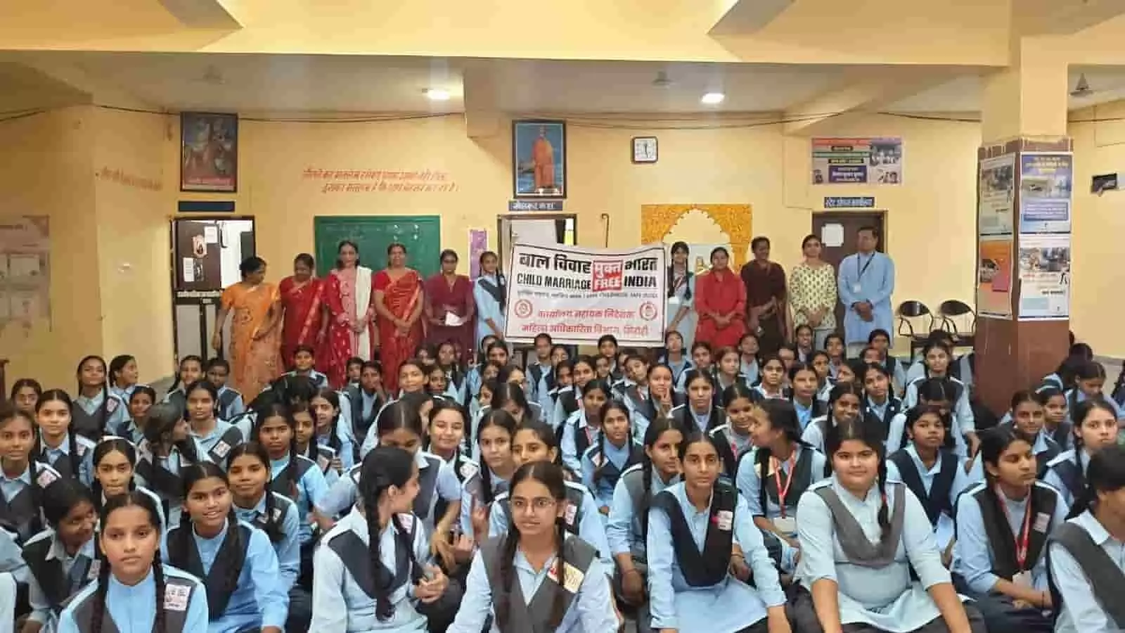 तस्वीर में सिरोही के एक स्कूल में बाल विवाह के खिलाफ जागरूकता कार्यक्रम में बैठी छात्राएं दिख रही हैं। तस्वीर में सिरोही के एक स्कूल में बाल विवाह के खिलाफ जागरूकता कार्यक्रम में बैठी छात्राएं दिख रही हैं।
