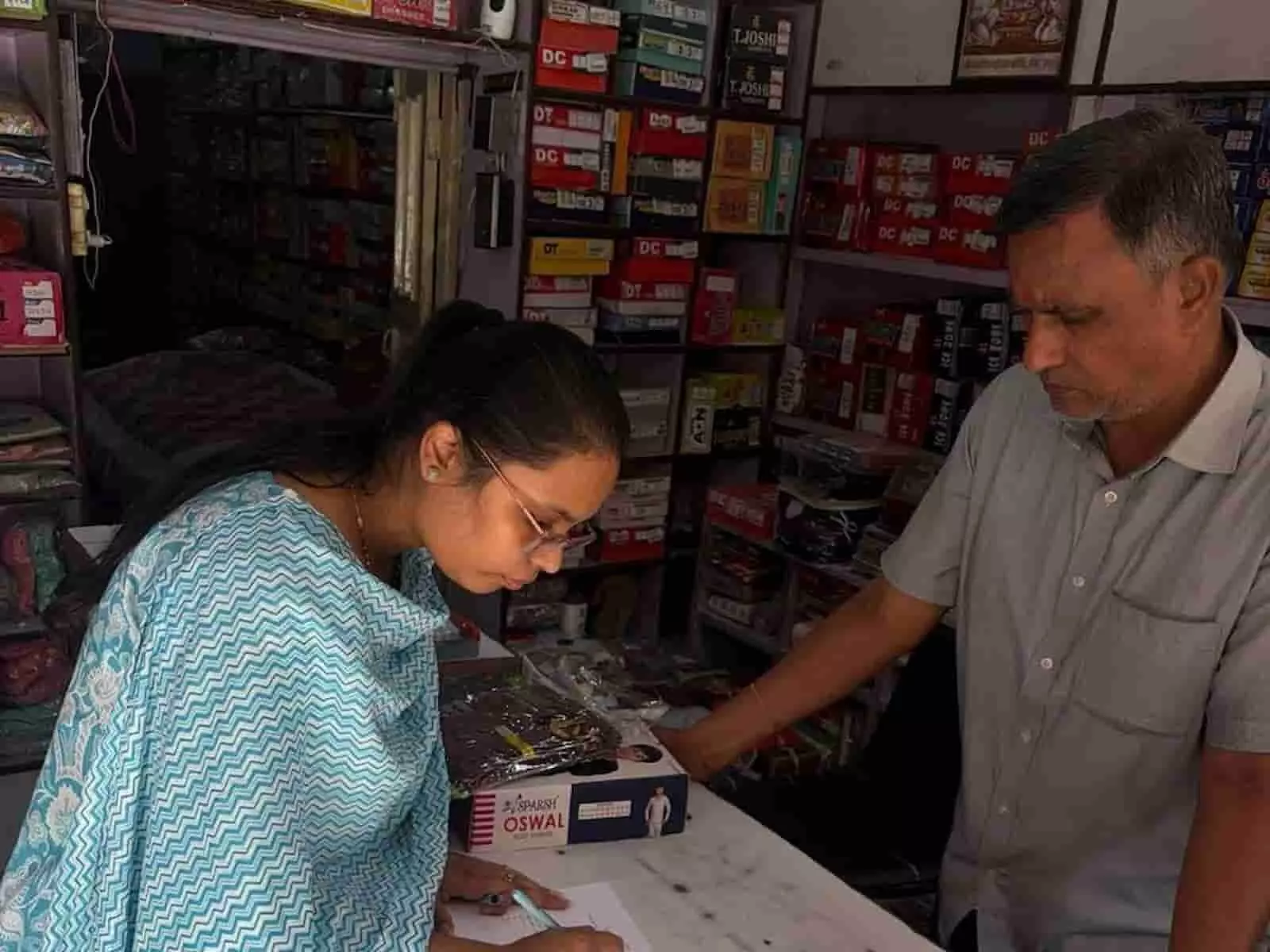 विधिक माप विज्ञान अधिकारी समीक्षा भटनागर डीग के एक वस्त्र प्रतिष्ठान में डिब्बाबंद परिधानों की जांच कर रही हैं। विधिक माप विज्ञान अधिकारी समीक्षा भटनागर डीग के एक वस्त्र प्रतिष्ठान में डिब्बाबंद परिधानों की जांच कर रही हैं।