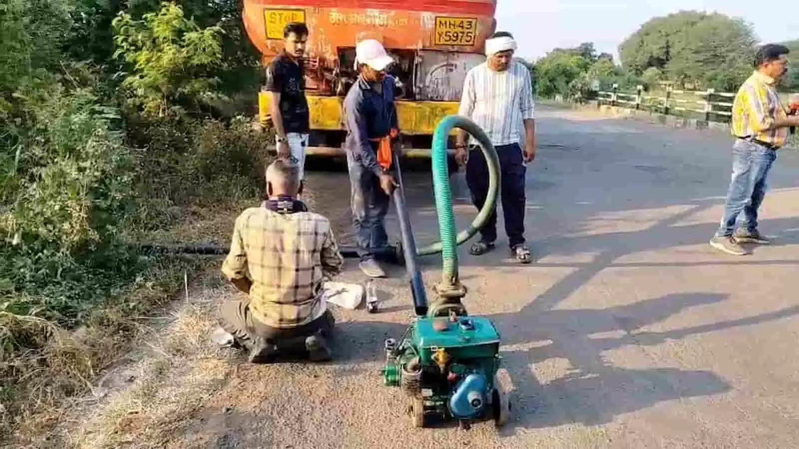 तस्वीर में लातूर के किसान टैंकर से सिंचाई के लिए पानी निकालते दिख रहे हैं। तस्वीर में लातूर के किसान टैंकर से सिंचाई के लिए पानी निकालते दिख रहे हैं।