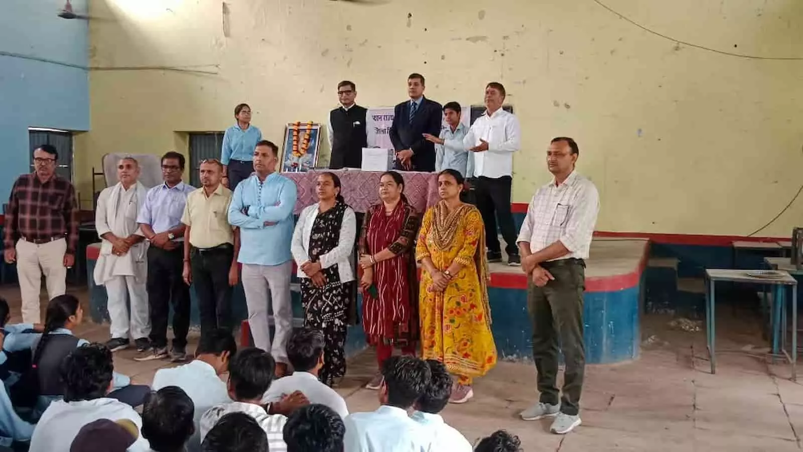 डीग के स्कूल में विधिक जागरूकता शिविर के दौरान विद्यार्थियों को संबोधित करते न्यायिक अधिकारी। डीग के स्कूल में विधिक जागरूकता शिविर के दौरान विद्यार्थियों को संबोधित करते न्यायिक अधिकारी।