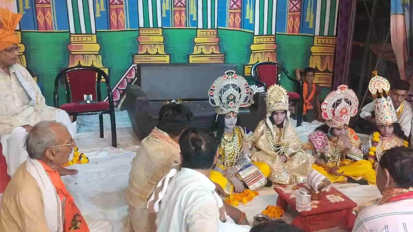नीलकंठेश्वर महादेव मंदिर में रामलीला के पांचवें दिन विधि-विधान से भगवान श्रीराम के विवाह उत्सव का अनुष्ठान करते हुए पंडित और उपस्थित श्रद्धालुगण। नीलकंठेश्वर महादेव मंदिर में रामलीला के पांचवें दिन विधि-विधान से भगवान श्रीराम के विवाह उत्सव का अनुष्ठान करते हुए पंडित और उपस्थित श्रद्धालुगण।