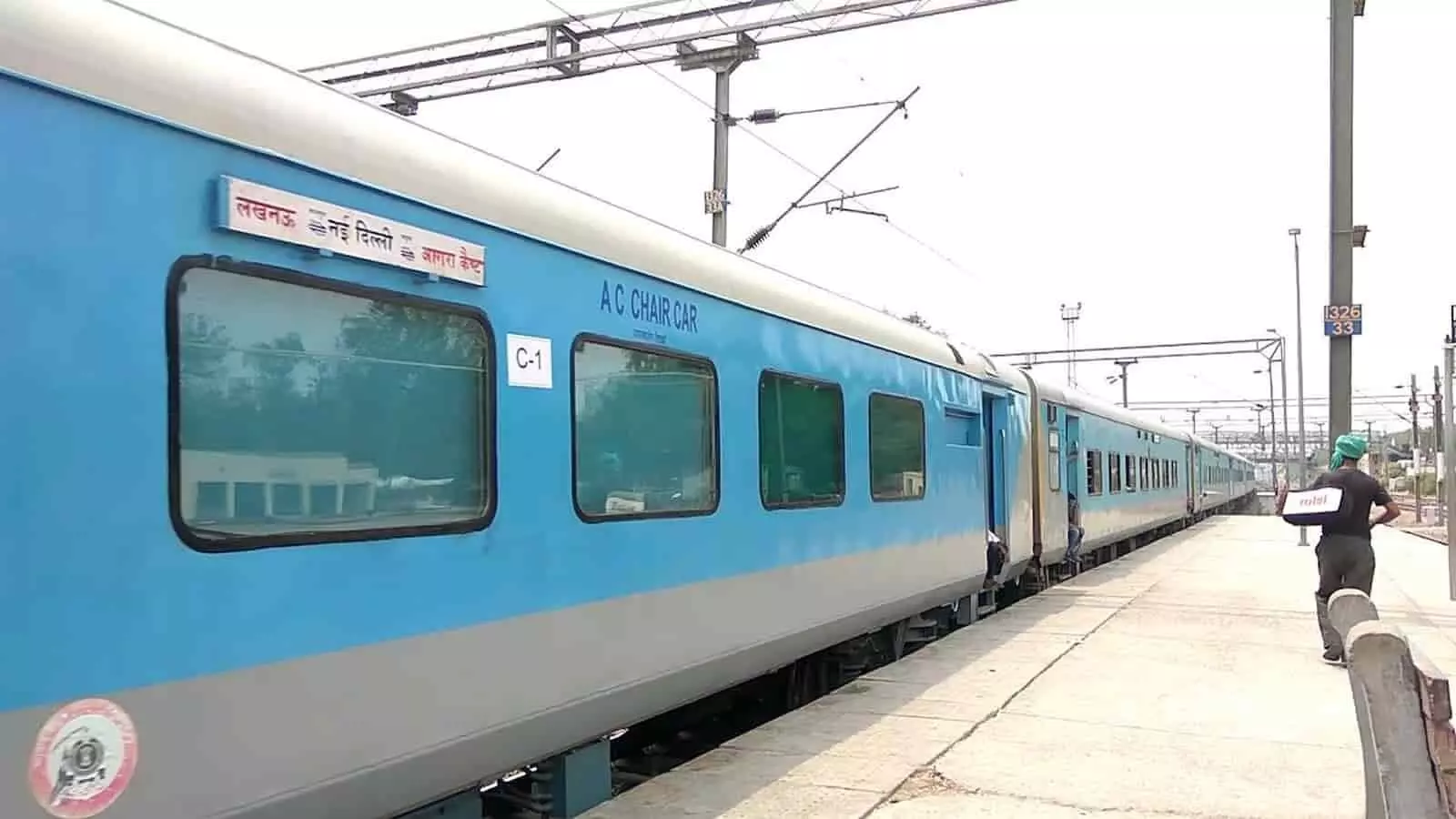 रेलवे स्टेशन प्लेटफॉर्म पर खड़ी ट्रेन कोच की तस्वीर, जहां अतिरिक्त डिब्बे लगाए जा रहे हैं। रेलवे स्टेशन प्लेटफॉर्म पर खड़ी ट्रेन कोच की तस्वीर, जहां अतिरिक्त डिब्बे लगाए जा रहे हैं।