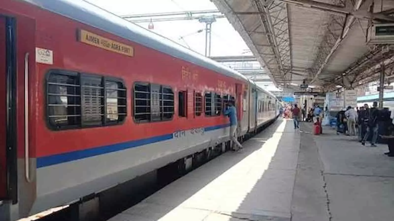 स्टेशन प्लेटफॉर्म पर खड़ी एक सवारी गाड़ी ट्रेन का दृश्य। स्टेशन प्लेटफॉर्म पर खड़ी एक सवारी गाड़ी ट्रेन का दृश्य।