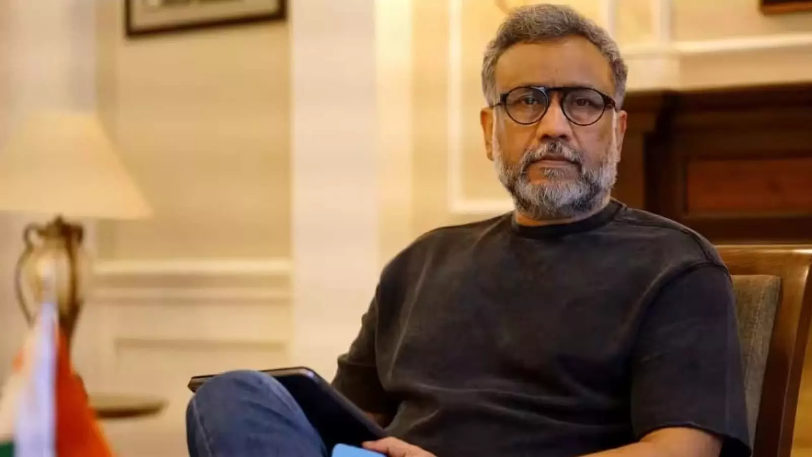 फिल्म निर्माता अनुभव सिन्हा कमरे में बैठकर स्वतंत्रता आंदोलन पर चर्चा कर रहे हैं। फिल्म निर्माता अनुभव सिन्हा कमरे में बैठकर स्वतंत्रता आंदोलन पर चर्चा कर रहे हैं।