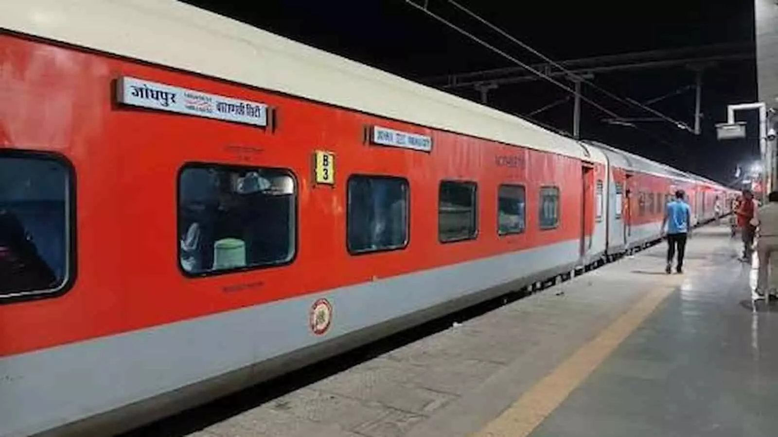 स्टेशन पर खड़ी जोधपुर-वाराणसी ट्रेन। स्टेशन पर खड़ी जोधपुर-वाराणसी ट्रेन।