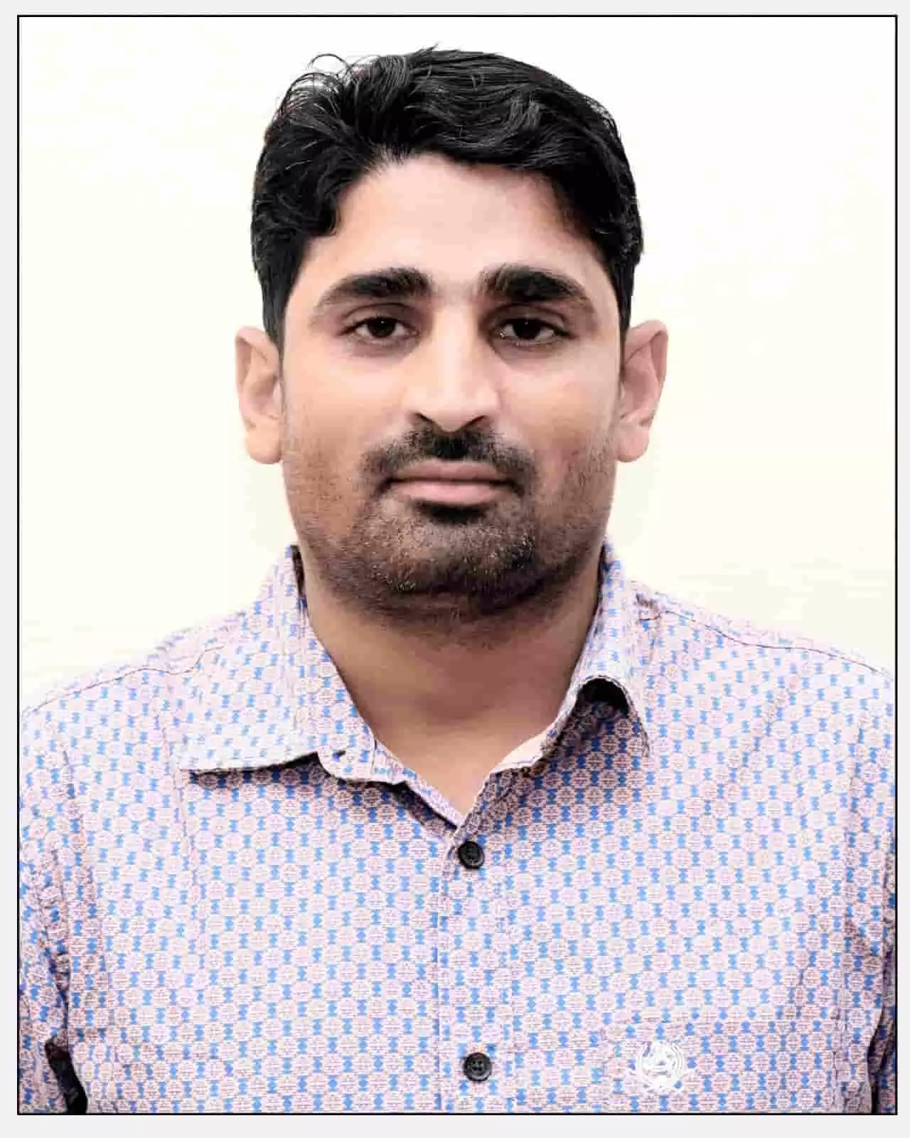तस्वीर में दिख रहे व्यक्ति बच्चों की ऑनलाइन सुरक्षा और डिजिटल साक्षरता पर विचार व्यक्त करते हुए। तस्वीर में दिख रहे व्यक्ति बच्चों की ऑनलाइन सुरक्षा और डिजिटल साक्षरता पर विचार व्यक्त करते हुए।
