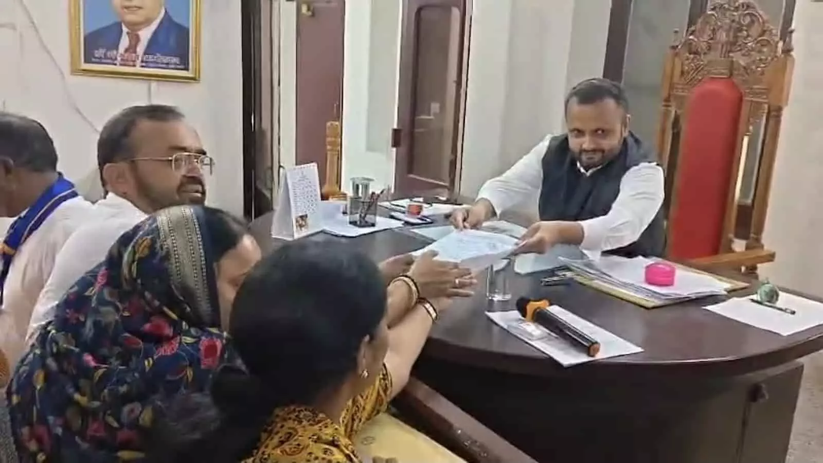 कलेक्ट्रेट कार्यालय कक्ष में सिरोही जिला निर्वाचन अधिकारी को नामांकन पत्र सौंपते प्रत्याशी और प्रतिनिधि। कलेक्ट्रेट कार्यालय कक्ष में सिरोही जिला निर्वाचन अधिकारी को नामांकन पत्र सौंपते प्रत्याशी और प्रतिनिधि।