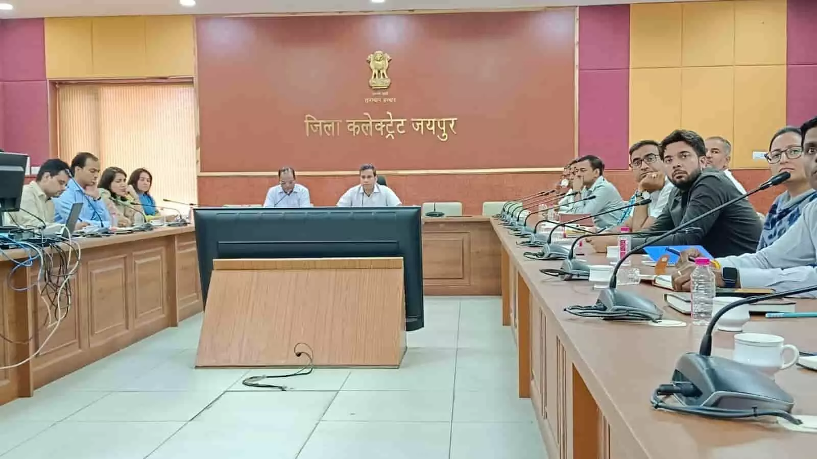 तस्वीर में जयपुर कलेक्ट्रेट सभागार में ईवीएम रेंडमाइजेशन बैठक करते अधिकारी और प्रतिनिधि। तस्वीर में जयपुर कलेक्ट्रेट सभागार में ईवीएम रेंडमाइजेशन बैठक करते अधिकारी और प्रतिनिधि।