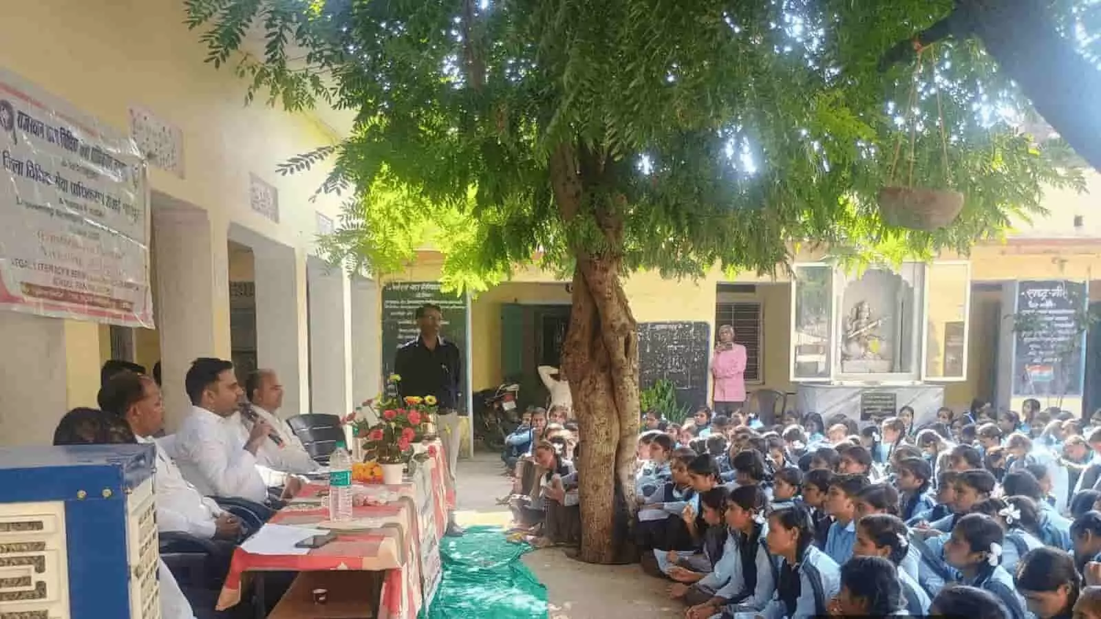 तस्वीर में दिख रहे राजकीय बालिका उच्च विद्यालय बौंली के प्रांगण में विधिक जागरूकता शिविर में उपस्थित छात्राएं और वक्ता। तस्वीर में दिख रहे राजकीय बालिका उच्च विद्यालय बौंली के प्रांगण में विधिक जागरूकता शिविर में उपस्थित छात्राएं और वक्ता।