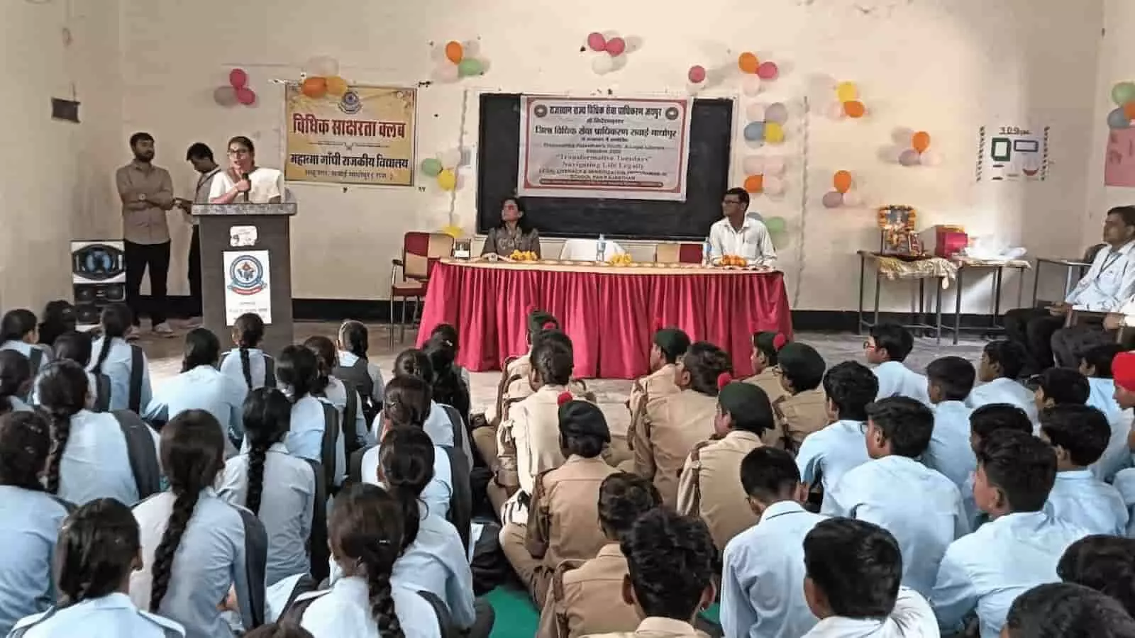 तस्वीर में दिख रही जिला एवं सेशन न्यायाधीश साहूनगर स्कूल में विद्यार्थियों को विधिक जागरूकता शिविर के दौरान संबोधित करते हुए। तस्वीर में दिख रही जिला एवं सेशन न्यायाधीश साहूनगर स्कूल में विद्यार्थियों को विधिक जागरूकता शिविर के दौरान संबोधित करते हुए।