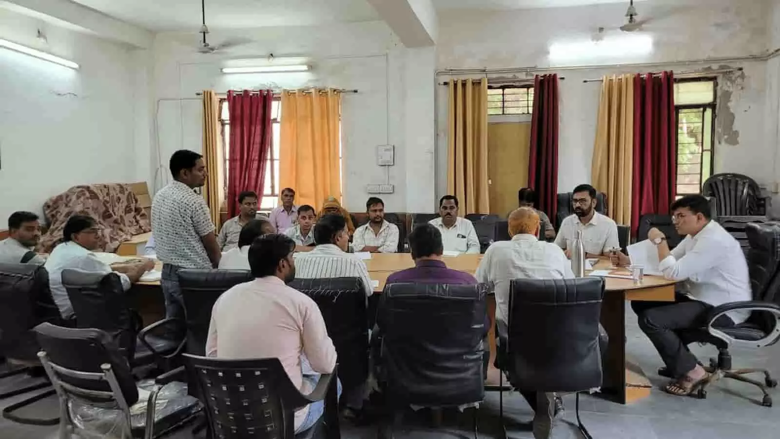 : तस्वीर में दिख रहे मुख्य कार्यकारी अधिकारी मोहित कासनिया बामनवास में अधिकारियों संग बैठक करते हुए। : तस्वीर में दिख रहे मुख्य कार्यकारी अधिकारी मोहित कासनिया बामनवास में अधिकारियों संग बैठक करते हुए।