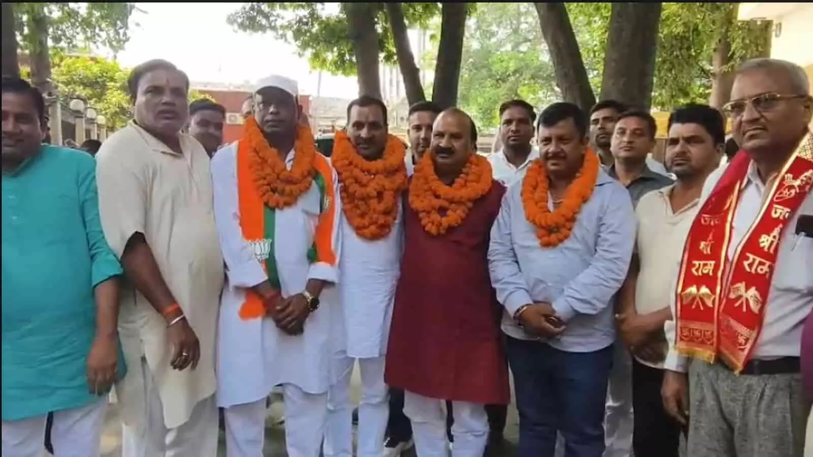 नगर पालिका परिषद कार्यालय में भाजपा कार्यकर्ताओं द्वारा नवनियुक्त जिला अध्यक्षों का स्वागत किया जा रहा है। नगर पालिका परिषद कार्यालय में भाजपा कार्यकर्ताओं द्वारा नवनियुक्त जिला अध्यक्षों का स्वागत किया जा रहा है।