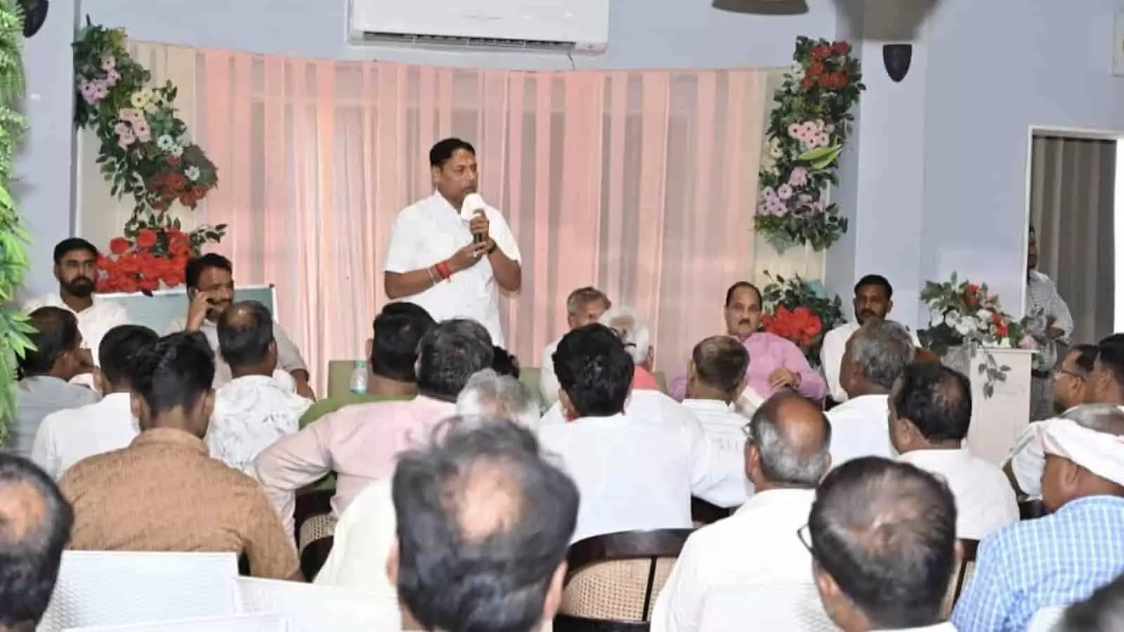 तस्वीर में बारां में आयोजित बैठक में संबोधित करते कांग्रेस नेता। तस्वीर में बारां में आयोजित बैठक में संबोधित करते कांग्रेस नेता।