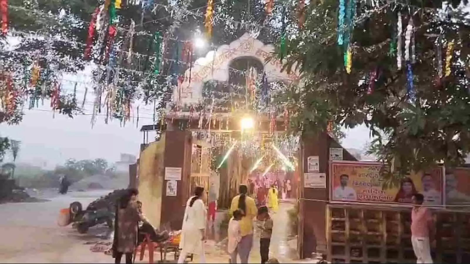 रामलीला पंडाल के बाहर खड़े श्रद्धालु हसनपुर नगर में रामलीला महोत्सव के दौरान। रामलीला पंडाल के बाहर खड़े श्रद्धालु हसनपुर नगर में रामलीला महोत्सव के दौरान।