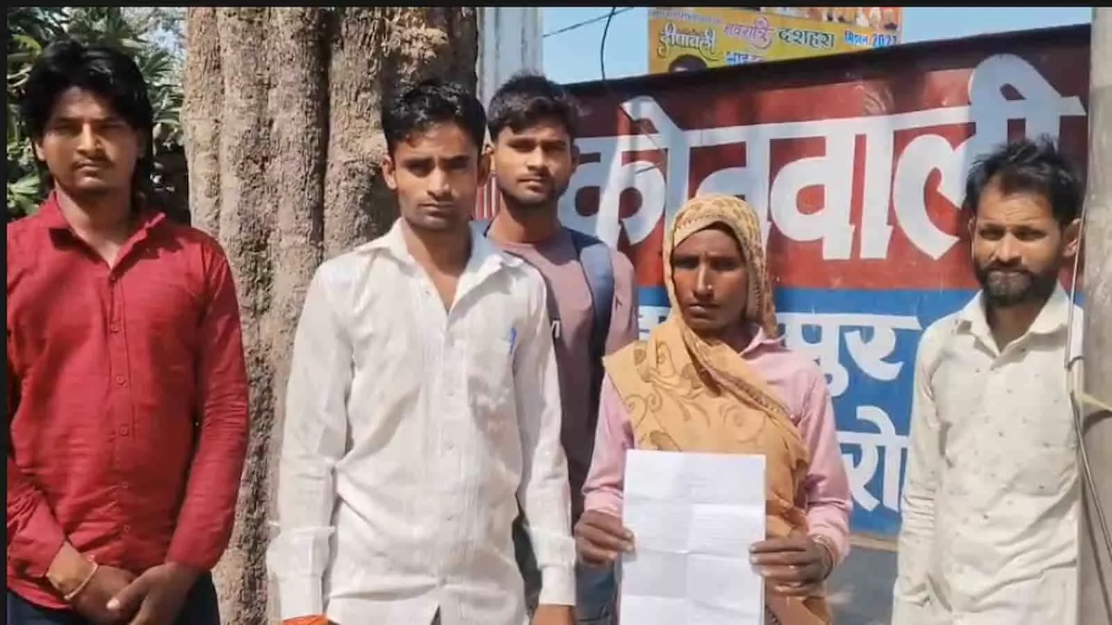 हसनपुर कोतवाली के मुख्य प्रवेश द्वार के बाहर खड़े लोग और परिसर का दृश्य। हसनपुर कोतवाली के मुख्य प्रवेश द्वार के बाहर खड़े लोग और परिसर का दृश्य।