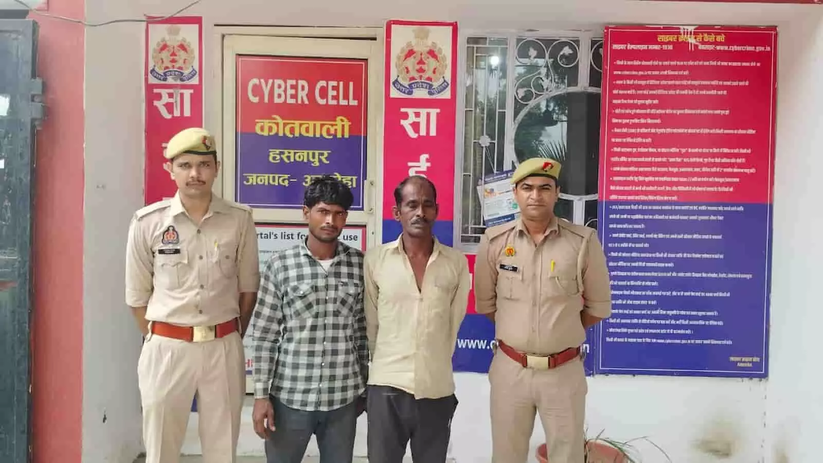 हसनपुर कोतवाली में पुलिस हिरासत में खड़े दो वांछित अभियुक्त और सुरक्षाकर्मी। हसनपुर कोतवाली में पुलिस हिरासत में खड़े दो वांछित अभियुक्त और सुरक्षाकर्मी।