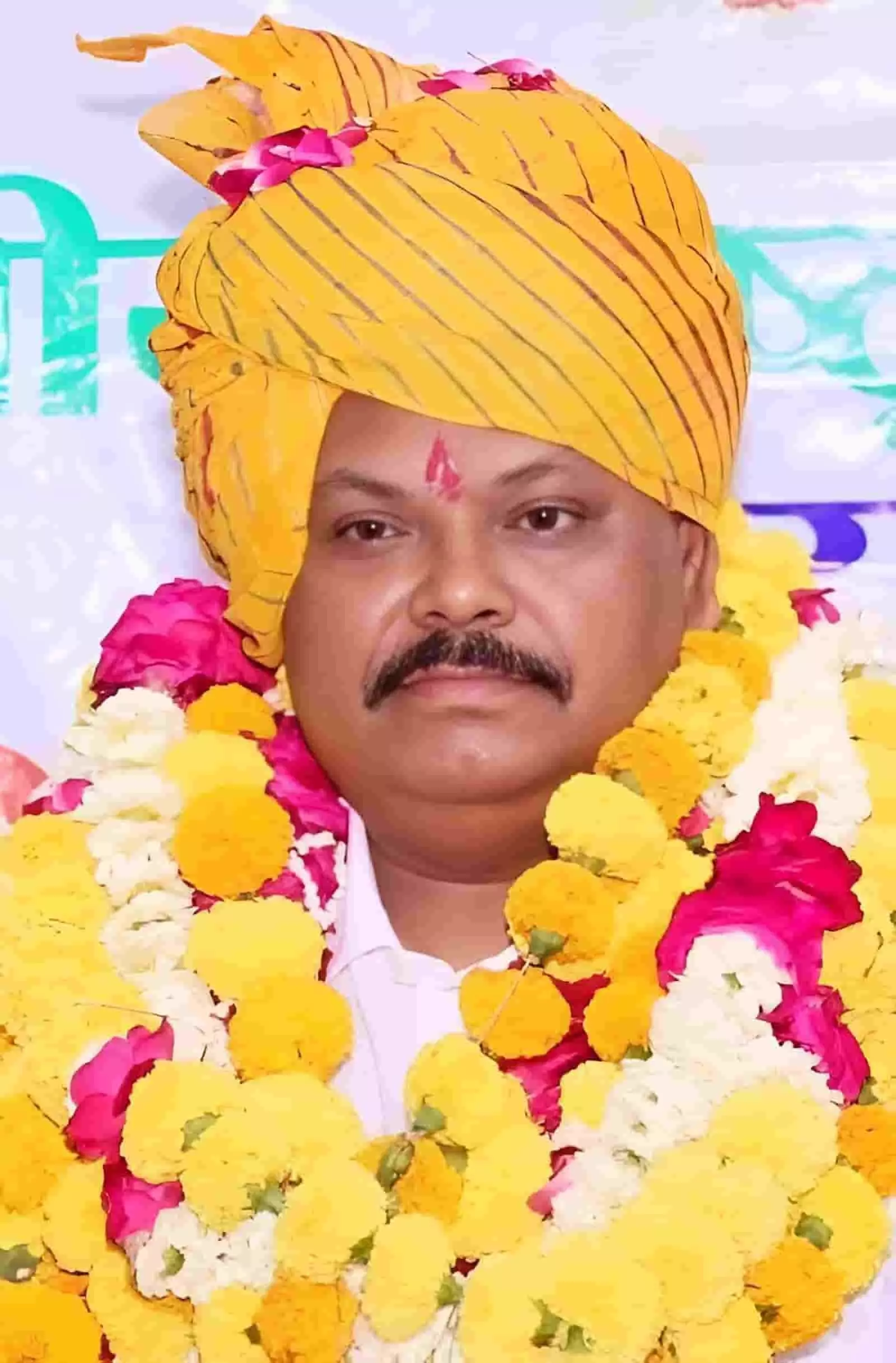 पीले रंग की पगड़ी पहने भारतीय राष्ट्रीय किसान महासभा के अध्यक्ष मनोज दुबे कोटा में। पीले रंग की पगड़ी पहने भारतीय राष्ट्रीय किसान महासभा के अध्यक्ष मनोज दुबे कोटा में।