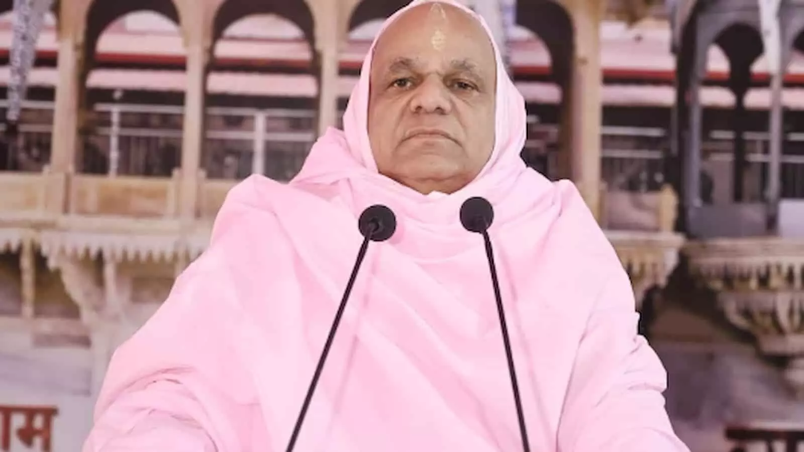 तस्वीर में गुलाबी वस्त्र धारण किए आचार्य स्वामी श्रीरामदयालजी महाराज मंच पर हैं। तस्वीर में गुलाबी वस्त्र धारण किए आचार्य स्वामी श्रीरामदयालजी महाराज मंच पर हैं।