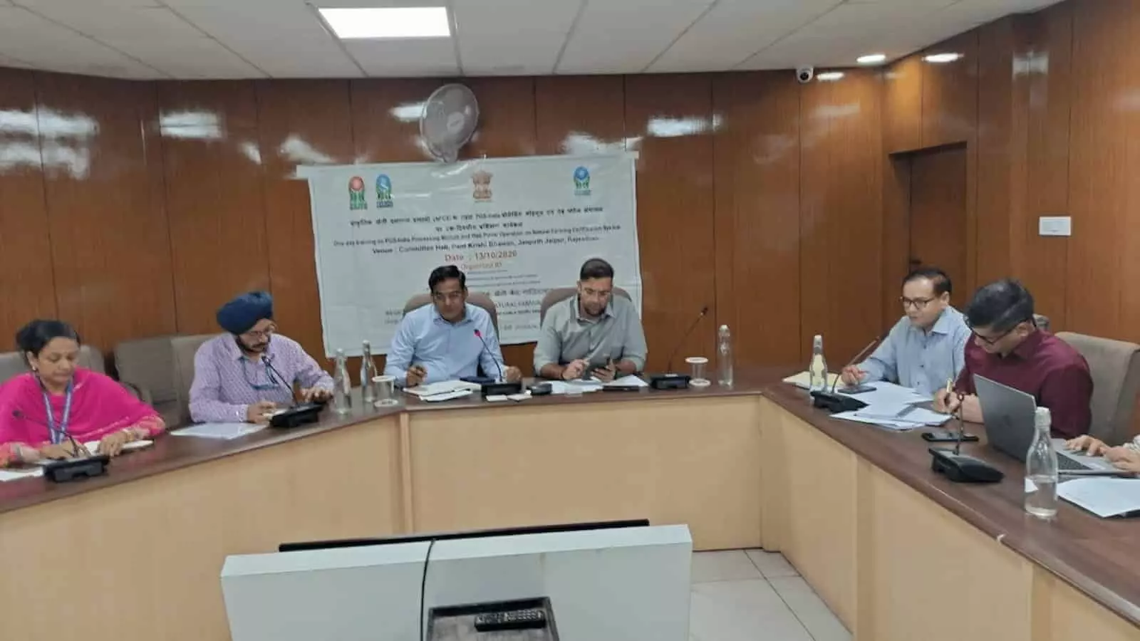 तस्वीर में दिख रहे कृषि विभाग एवं राजफैड के अधिकारी जयपुर में राज्य स्तरीय बैठक करते हुए। तस्वीर में दिख रहे कृषि विभाग एवं राजफैड के अधिकारी जयपुर में राज्य स्तरीय बैठक करते हुए।