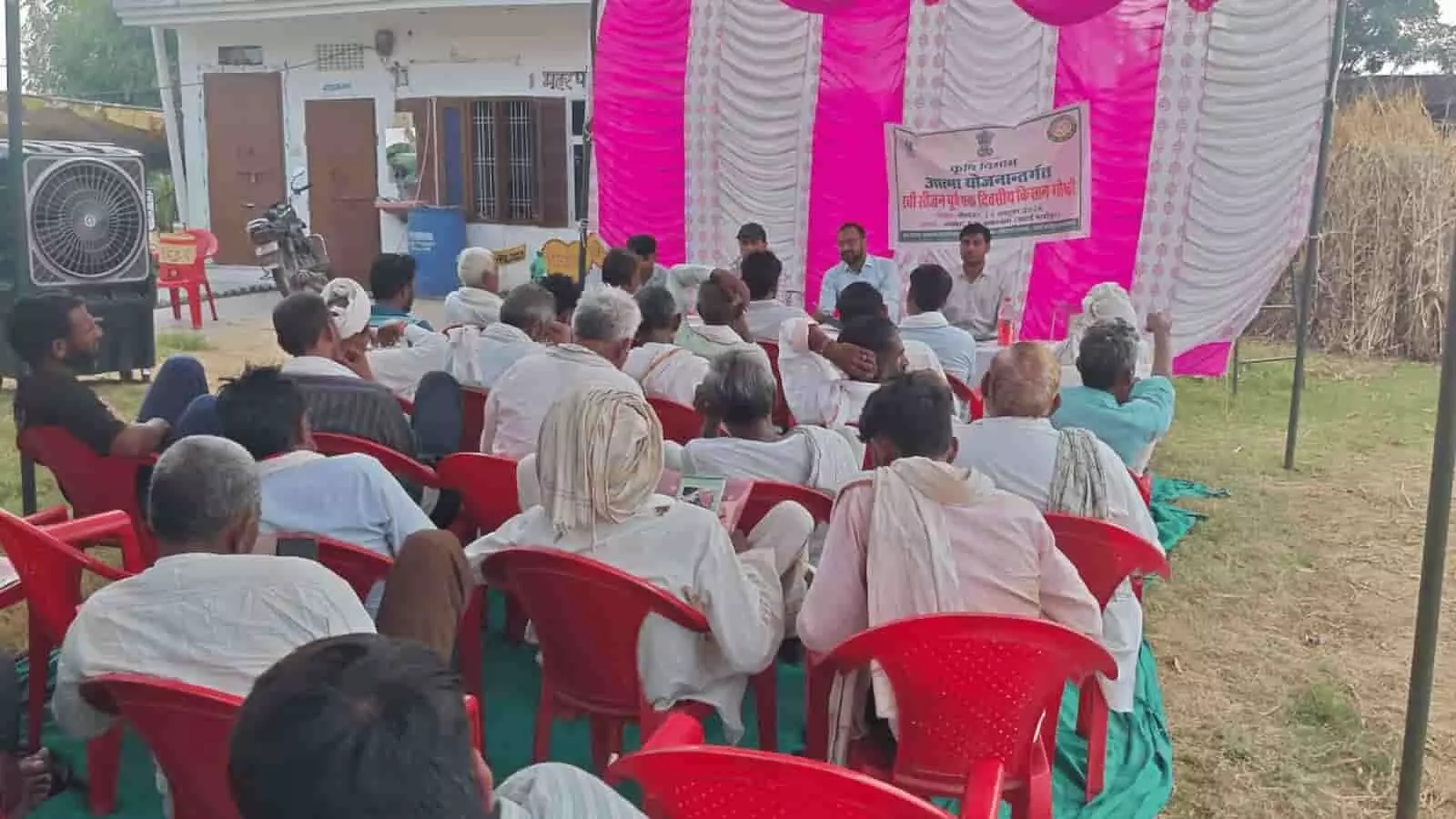 : तस्वीर में दिख रहे कृषि अधिकारी सवाई माधोपुर के अमावरा गांव में किसानों को रबी फसलों की उन्नत खेती की जानकारी देते हुए। : तस्वीर में दिख रहे कृषि अधिकारी सवाई माधोपुर के अमावरा गांव में किसानों को रबी फसलों की उन्नत खेती की जानकारी देते हुए।