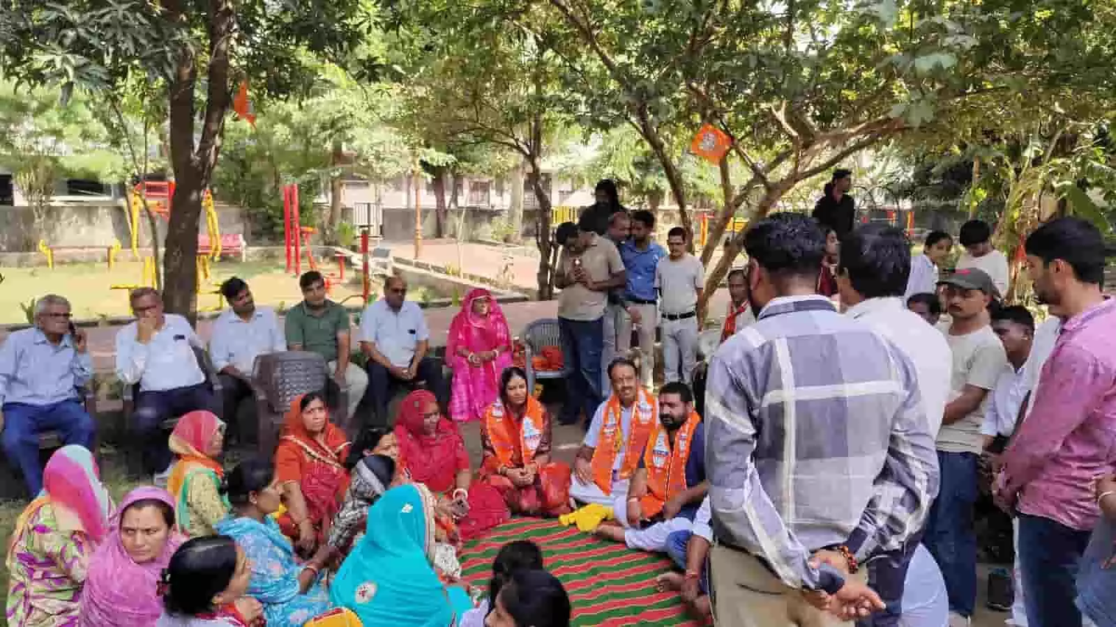 तस्वीर में भीलवाड़ा में नागरिकों संग बैठक करतीं महापौर जसवंत कंवर। तस्वीर में भीलवाड़ा में नागरिकों संग बैठक करतीं महापौर जसवंत कंवर।