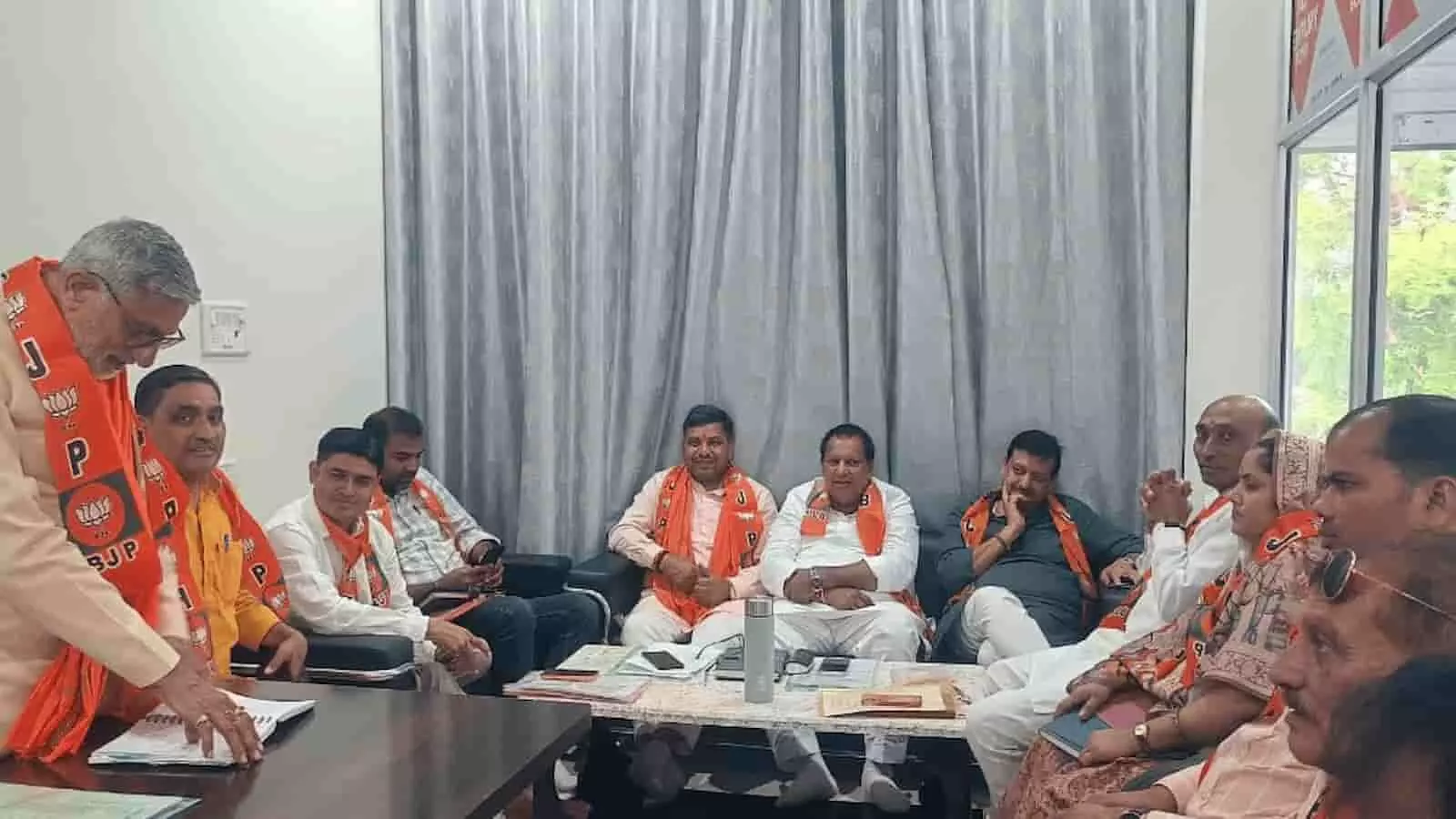 तस्वीर में दिख रहे भाजपा जिलाध्यक्ष मानसिंह गुर्जर और कोर कमेटी के सदस्य सवाई माधोपुर में बैठक करते हुए। तस्वीर में दिख रहे भाजपा जिलाध्यक्ष मानसिंह गुर्जर और कोर कमेटी के सदस्य सवाई माधोपुर में बैठक करते हुए।
