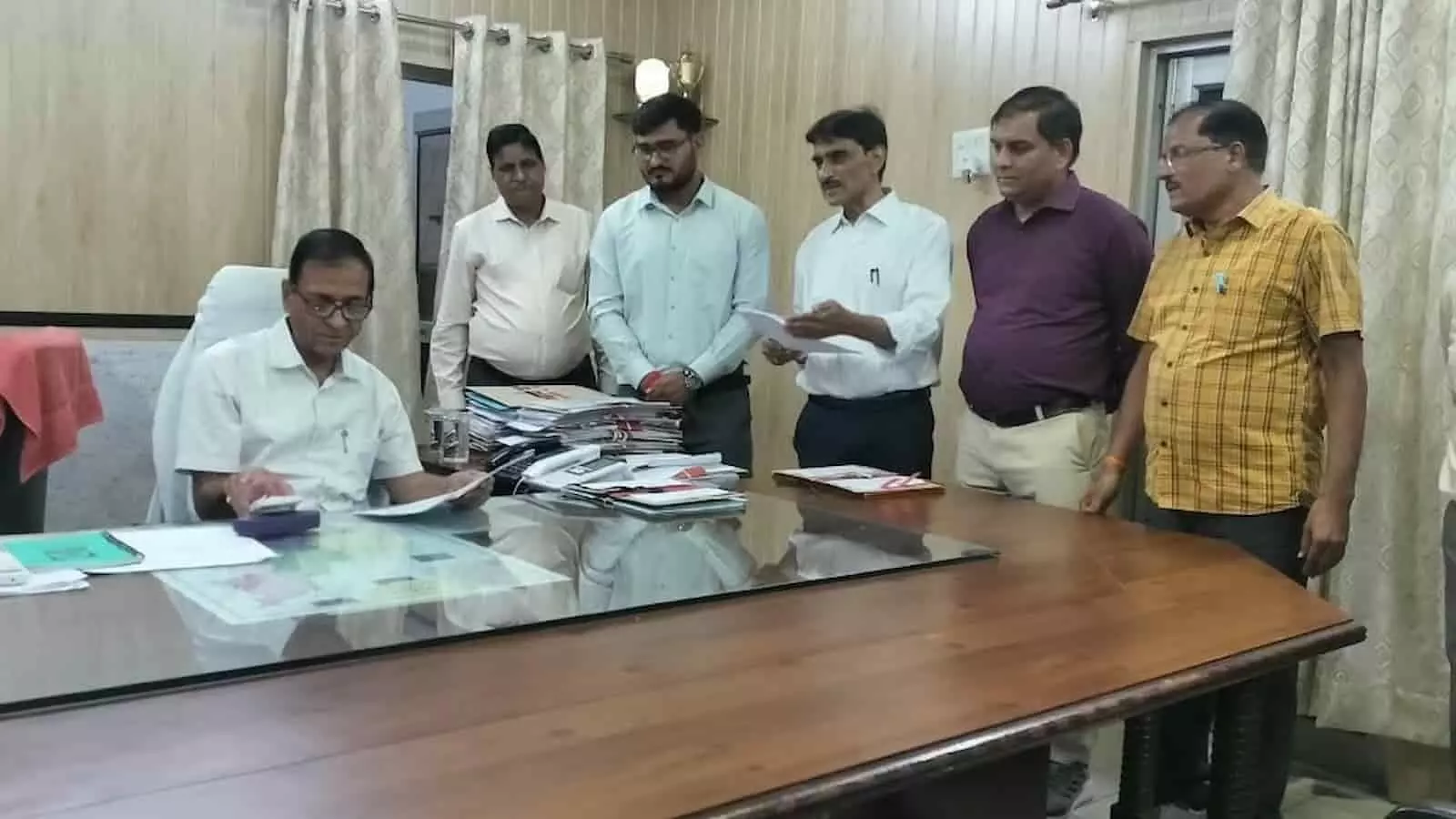 कोटा में राजस्थान एकाउन्टेन्ट्स एसोसिएशन के प्रतिनिधि प्रशासनिक अधिकारी को निलंबन मामले में ज्ञापन सौंपते हुए। कोटा में राजस्थान एकाउन्टेन्ट्स एसोसिएशन के प्रतिनिधि प्रशासनिक अधिकारी को निलंबन मामले में ज्ञापन सौंपते हुए।