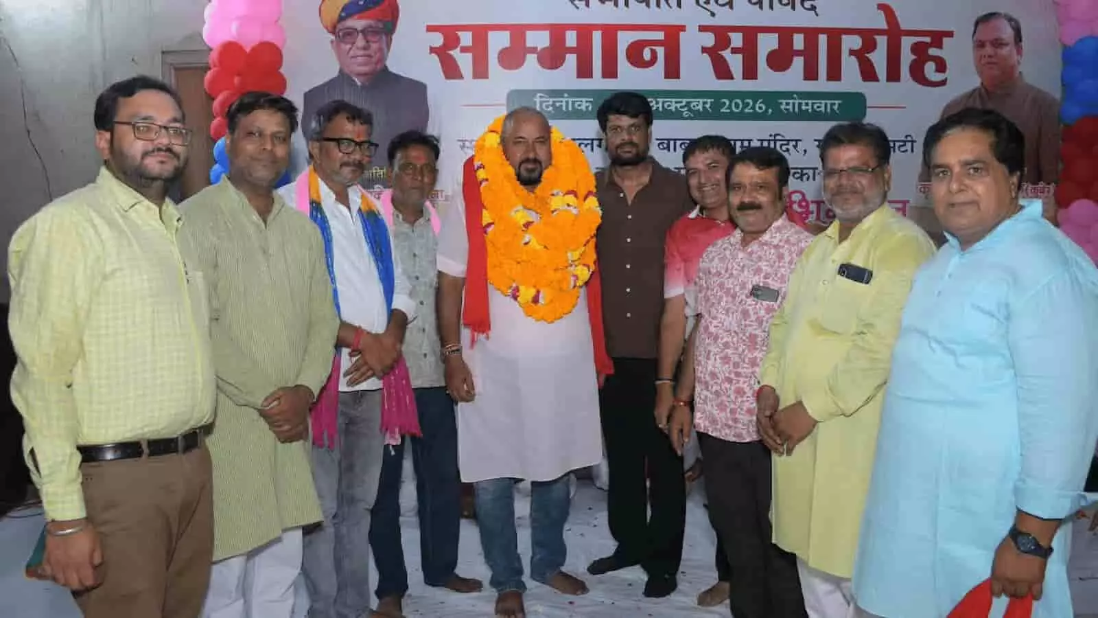 तस्वीर में दिख रहे नगर परिषद सभापति कृष्ण कुमार गोयल और पार्षद सम्मान समारोह के दौरान मंच पर खड़े हैं। तस्वीर में दिख रहे नगर परिषद सभापति कृष्ण कुमार गोयल और पार्षद सम्मान समारोह के दौरान मंच पर खड़े हैं।