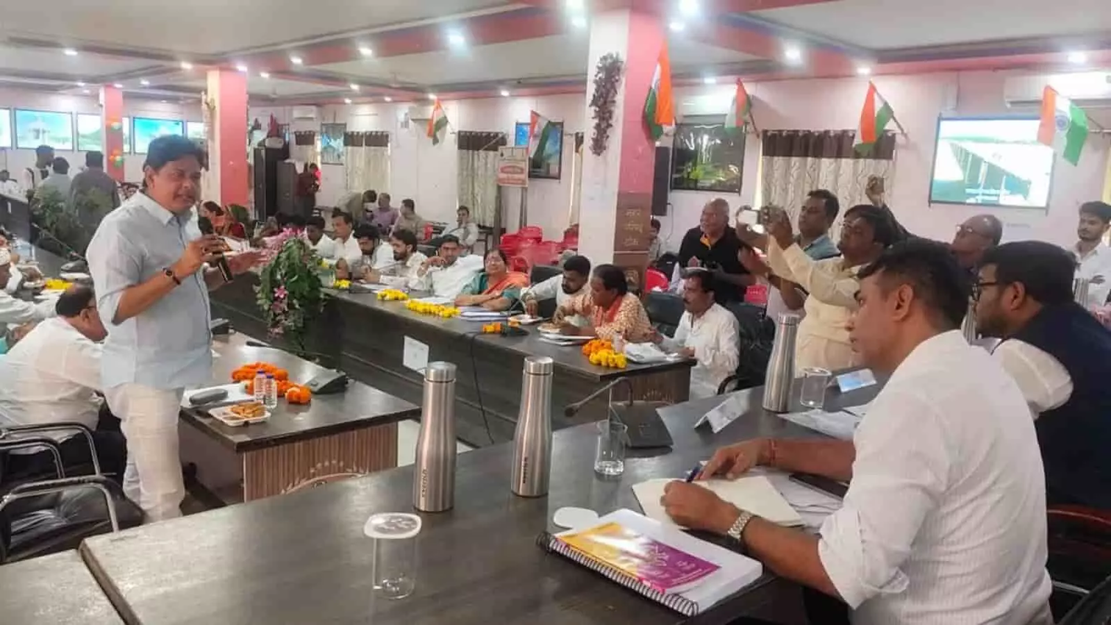 टोंक में नगर परिषद की साधारण सभा बैठक के दौरान संबोधन करते सभापति और उपस्थित पार्षद। टोंक में नगर परिषद की साधारण सभा बैठक के दौरान संबोधन करते सभापति और उपस्थित पार्षद।