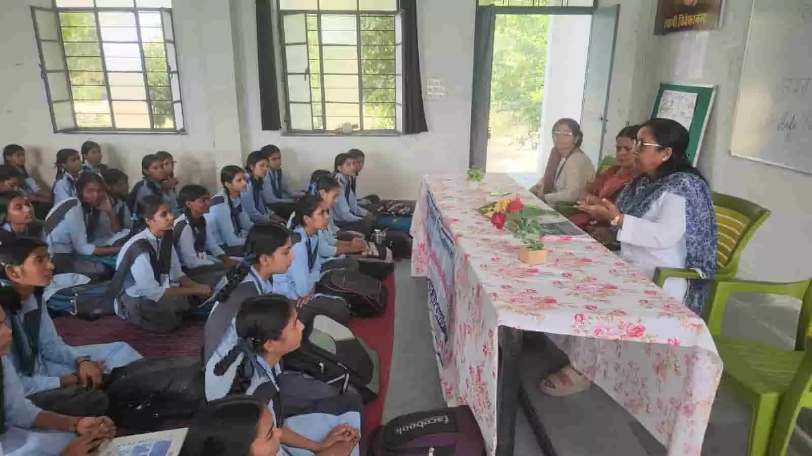 तस्वीर में कक्षा में बैठी छात्राओं को कानूनी अधिकारों की जानकारी देतीं न्यायिक अधिकारी। तस्वीर में कक्षा में बैठी छात्राओं को कानूनी अधिकारों की जानकारी देतीं न्यायिक अधिकारी।