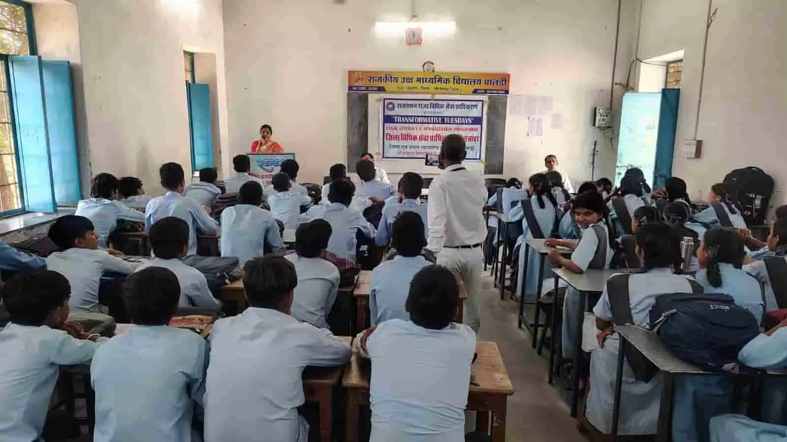 तस्वीर में दिख रही कक्षा में विद्यार्थी बैठकर वक्ता का संबोधन सुन रहे हैं। तस्वीर में दिख रही कक्षा में विद्यार्थी बैठकर वक्ता का संबोधन सुन रहे हैं।