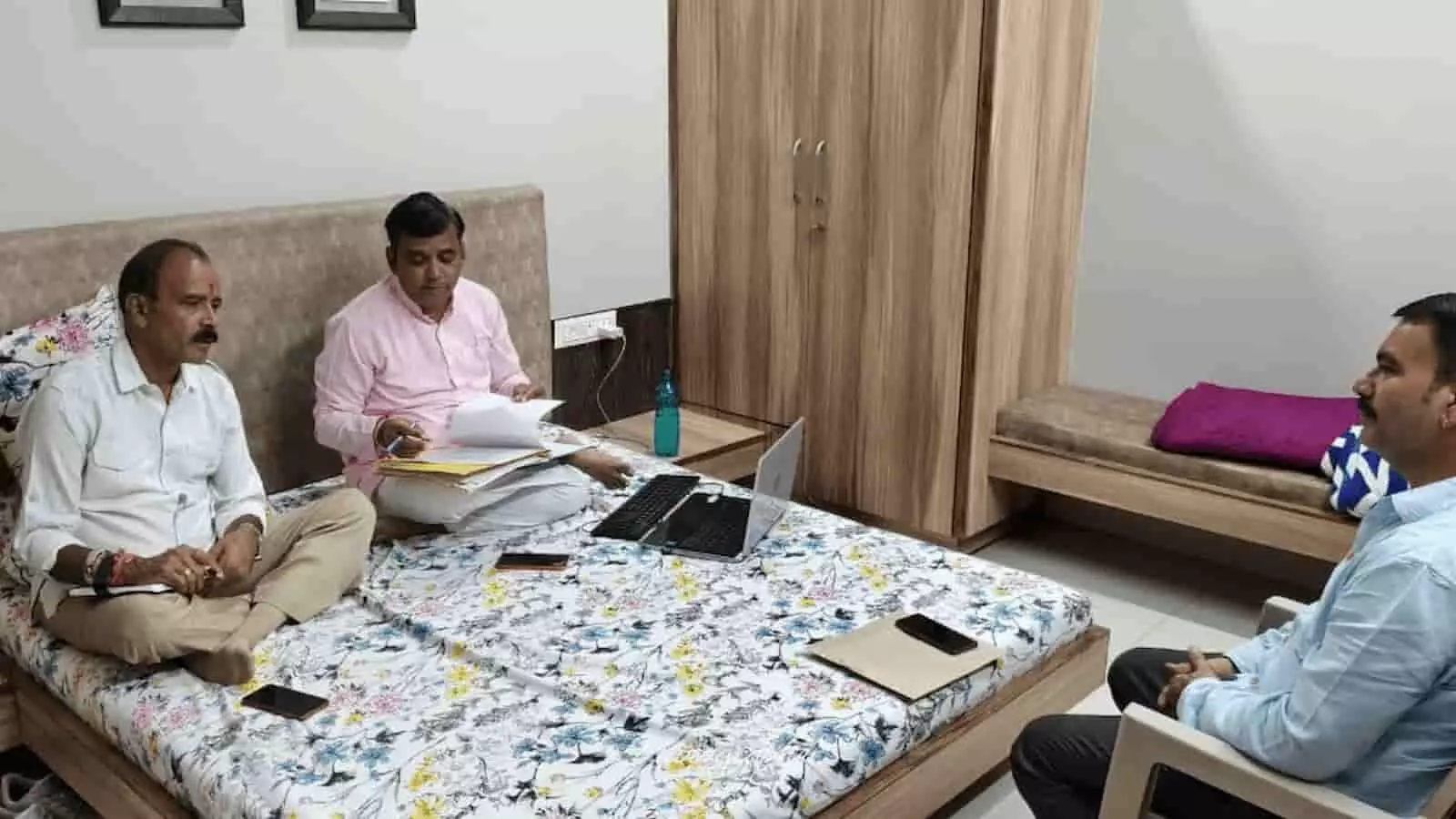 तस्वीर में दिख रहे भाजपा नेता सलूंबर में वार्ड प्रभारियों के साथ टिकट वितरण पर चर्चा करते हुए। तस्वीर में दिख रहे भाजपा नेता सलूंबर में वार्ड प्रभारियों के साथ टिकट वितरण पर चर्चा करते हुए।