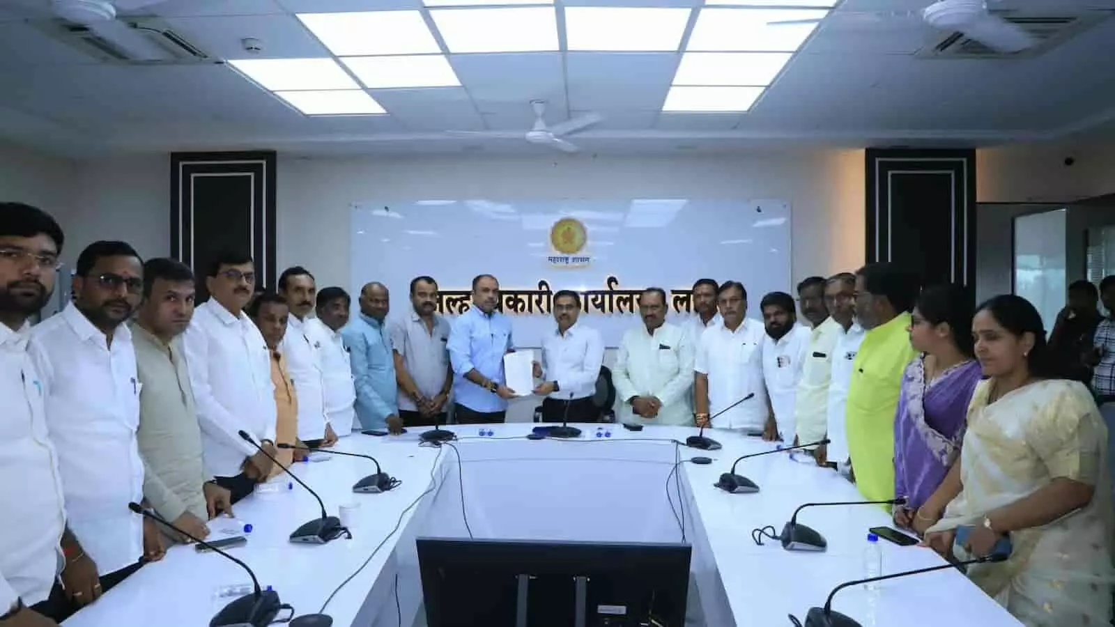 तस्वीर में संभाजी पाटील निलंगेकर लातूर जिलाधिकारी कार्यालय में अधिकारियों को ज्ञापन सौंपते हुए। तस्वीर में संभाजी पाटील निलंगेकर लातूर जिलाधिकारी कार्यालय में अधिकारियों को ज्ञापन सौंपते हुए।