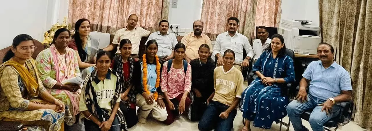 तस्वीर में दिख रहे राजकीय महाविद्यालय मावली के प्राचार्य और संकाय सदस्य प्री आरडी परेड के लिए चयनित स्वयंसेविका धनश्री मेघवाल को बधाई देते हुए। JPG तस्वीर में दिख रहे राजकीय महाविद्यालय मावली के प्राचार्य और संकाय सदस्य प्री आरडी परेड के लिए चयनित स्वयंसेविका धनश्री मेघवाल को बधाई देते हुए। JPG