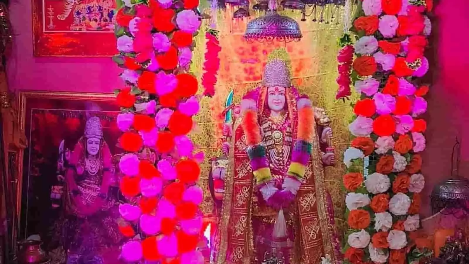 भुसावर के मंदिर में सजी माता रानी की प्रतिमा के दर्शन करते श्रद्धालु। भुसावर के मंदिर में सजी माता रानी की प्रतिमा के दर्शन करते श्रद्धालु।