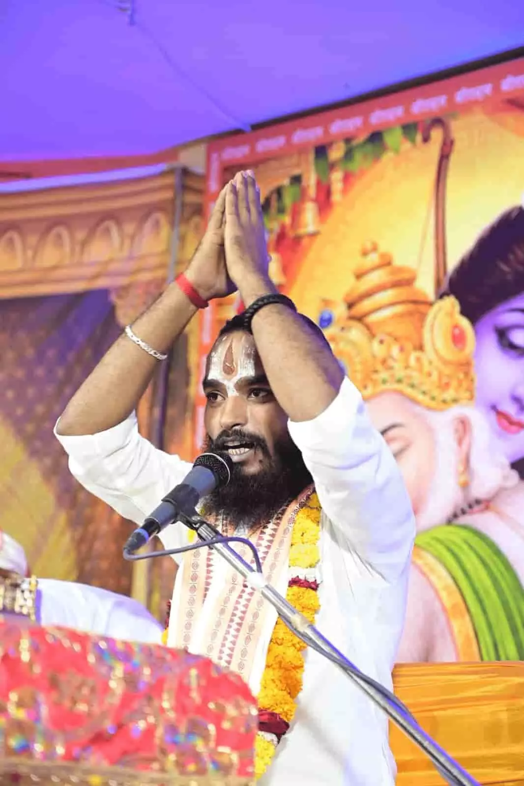तस्वीर में दिख रहे कथावाचक फतहनगर स्थित अखाड़ा मंदिर में हाथ जोड़कर श्रीराम कथा का वर्णन करते हुए। तस्वीर में दिख रहे कथावाचक फतहनगर स्थित अखाड़ा मंदिर में हाथ जोड़कर श्रीराम कथा का वर्णन करते हुए।