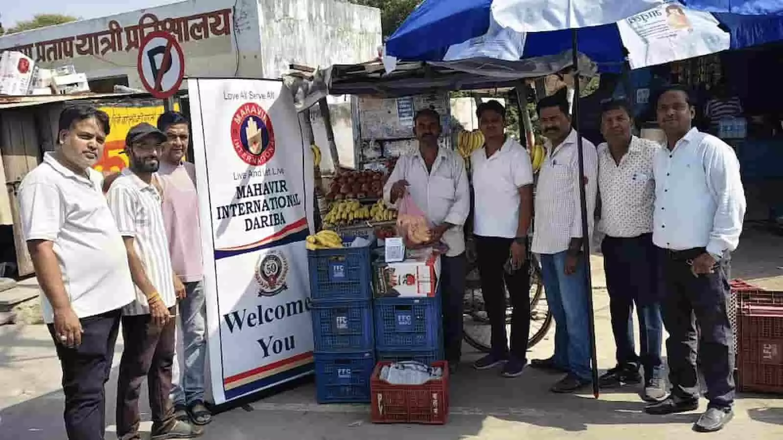 तस्वीर में दिख रहे महावीर इंटरनेशनल दरीबा के सदस्य दरीबा चौराहे पर फल विक्रेता को छाता प्रदान करते हुए। तस्वीर में दिख रहे महावीर इंटरनेशनल दरीबा के सदस्य दरीबा चौराहे पर फल विक्रेता को छाता प्रदान करते हुए।