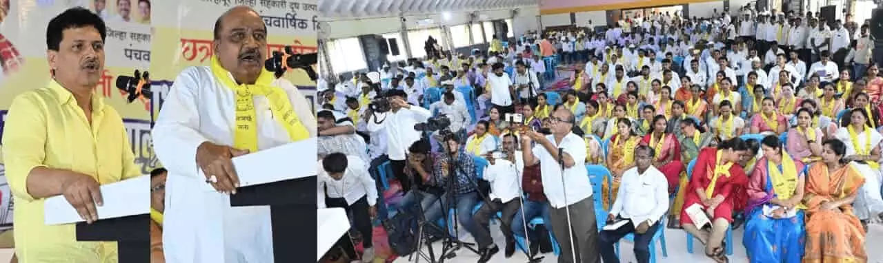तस्वीर में दिख रहे महायुति के नेता गोकुल दूध संघ चुनाव प्रचार बैठक में कार्यकर्ताओं को संबोधित करते हुए। तस्वीर में दिख रहे महायुति के नेता गोकुल दूध संघ चुनाव प्रचार बैठक में कार्यकर्ताओं को संबोधित करते हुए।
