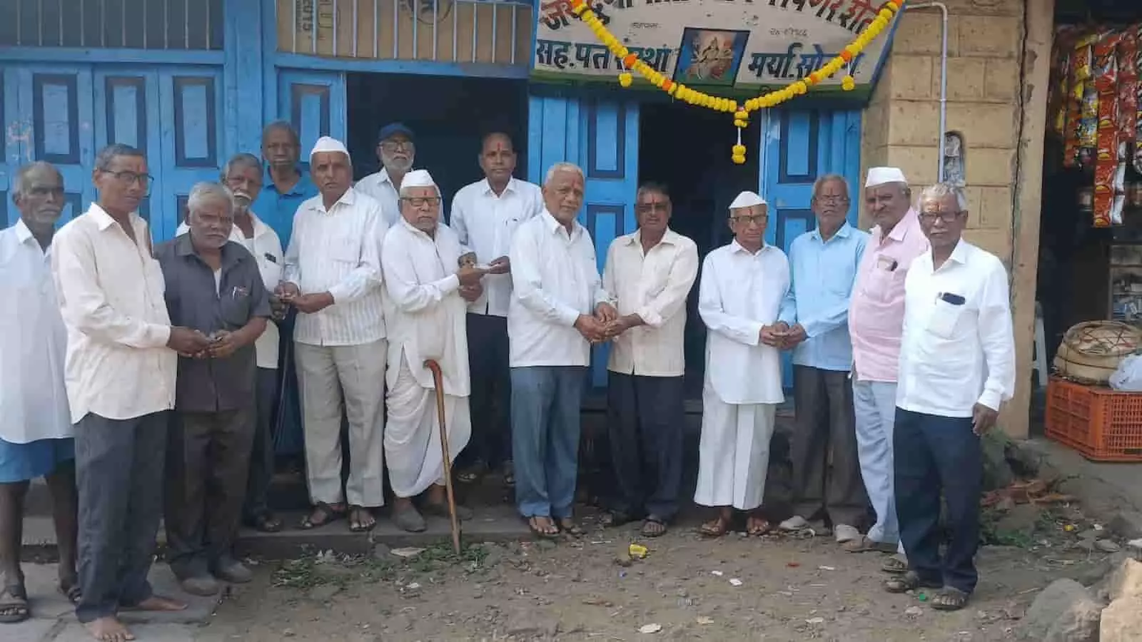 तस्वीर में दिख रहे कोल्हापुर के सोनगे स्थित संस्था कार्यालय के बाहर लाभांश वितरण के दौरान ग्रामीण और पदाधिकारी नजर आ रहे हैं। तस्वीर में दिख रहे कोल्हापुर के सोनगे स्थित संस्था कार्यालय के बाहर लाभांश वितरण के दौरान ग्रामीण और पदाधिकारी नजर आ रहे हैं।