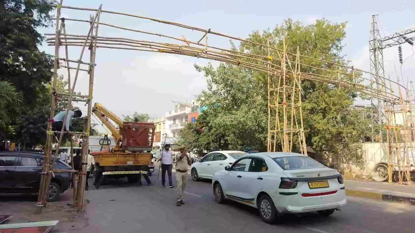 जयपुर में सड़क किनारे अस्थायी अतिक्रमण हटाने की कार्रवाई करती नगर निगम की टीम। जयपुर में सड़क किनारे अस्थायी अतिक्रमण हटाने की कार्रवाई करती नगर निगम की टीम।