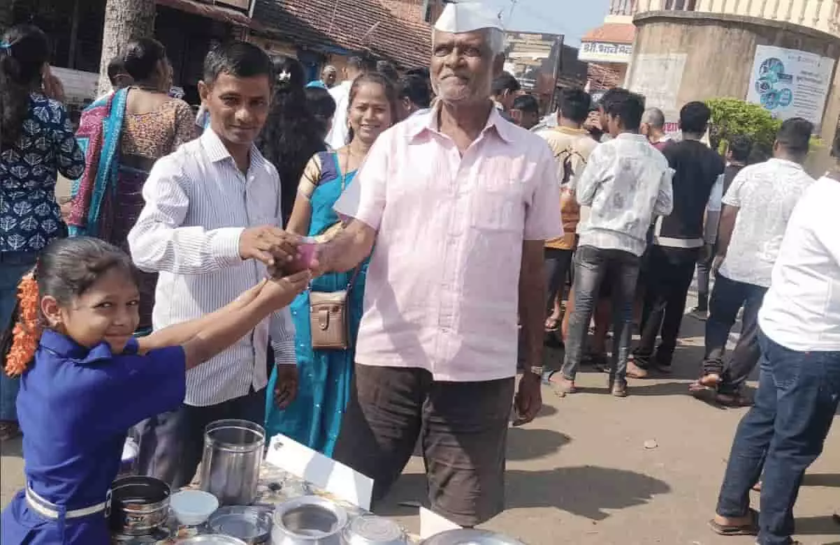 तस्वीर में दिख रहे मुमेवाड़ी प्राथमिक शाला के विद्यार्थी आठवड़ी बाजार में ग्राहकों को खाद्य पदार्थों की बिक्री करते हुए। तस्वीर में दिख रहे मुमेवाड़ी प्राथमिक शाला के विद्यार्थी आठवड़ी बाजार में ग्राहकों को खाद्य पदार्थों की बिक्री करते हुए।