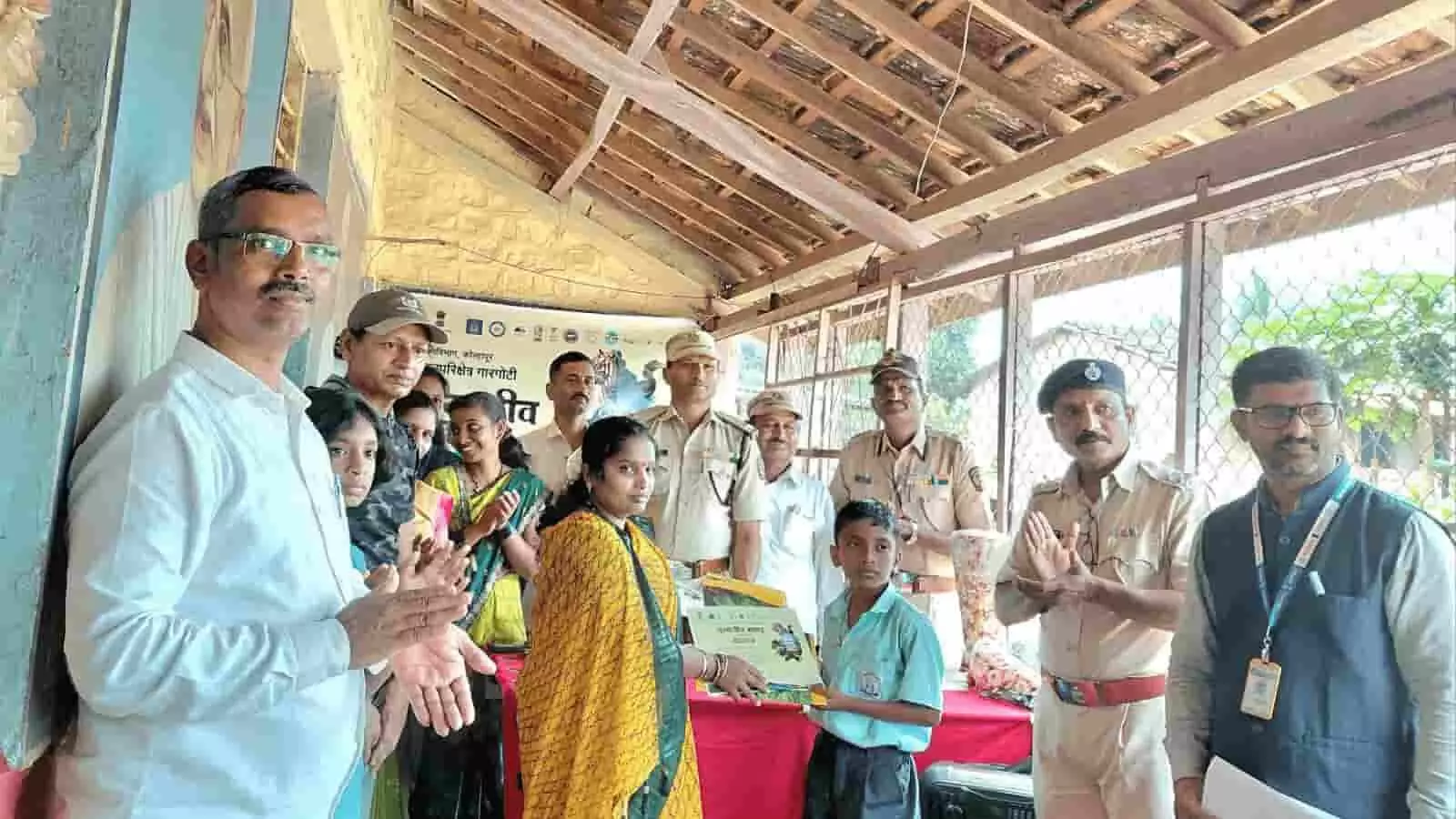 तस्वीर में दिख रहे भुदरगढ़ के विद्यालय में वन विभाग के अधिकारियों और शिक्षकों की उपस्थिति में छात्र को प्रशस्ति पत्र प्रदान किया जा रहा है। JPG तस्वीर में दिख रहे भुदरगढ़ के विद्यालय में वन विभाग के अधिकारियों और शिक्षकों की उपस्थिति में छात्र को प्रशस्ति पत्र प्रदान किया जा रहा है। JPG