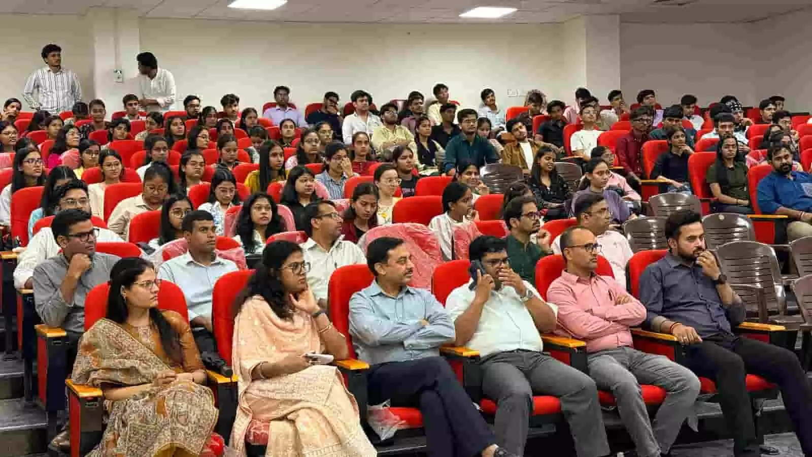 सभागार की लाल कुर्सियों पर बैठे विद्यार्थी और शिक्षक राजस्थान केंद्रीय विश्वविद्यालय के कार्यक्रम में शामिल हैं। सभागार की लाल कुर्सियों पर बैठे विद्यार्थी और शिक्षक राजस्थान केंद्रीय विश्वविद्यालय के कार्यक्रम में शामिल हैं।